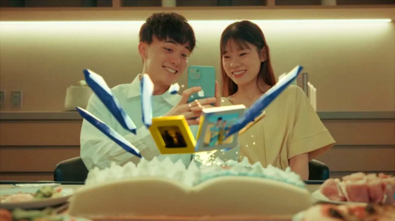 スマートフォンを使ってBOOK型ケーキのARを楽しむ二人